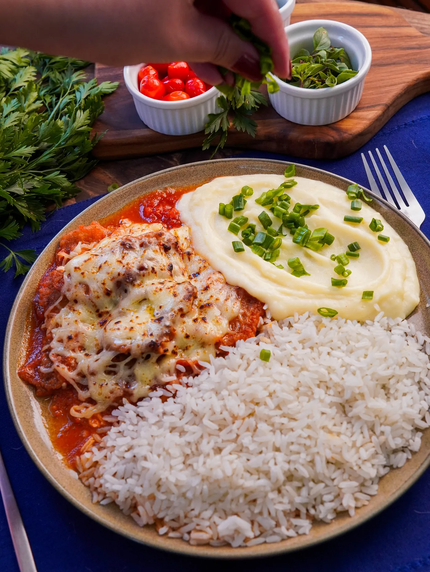 Filé à parmegiana com arroz e purê de batatas do Saboreando