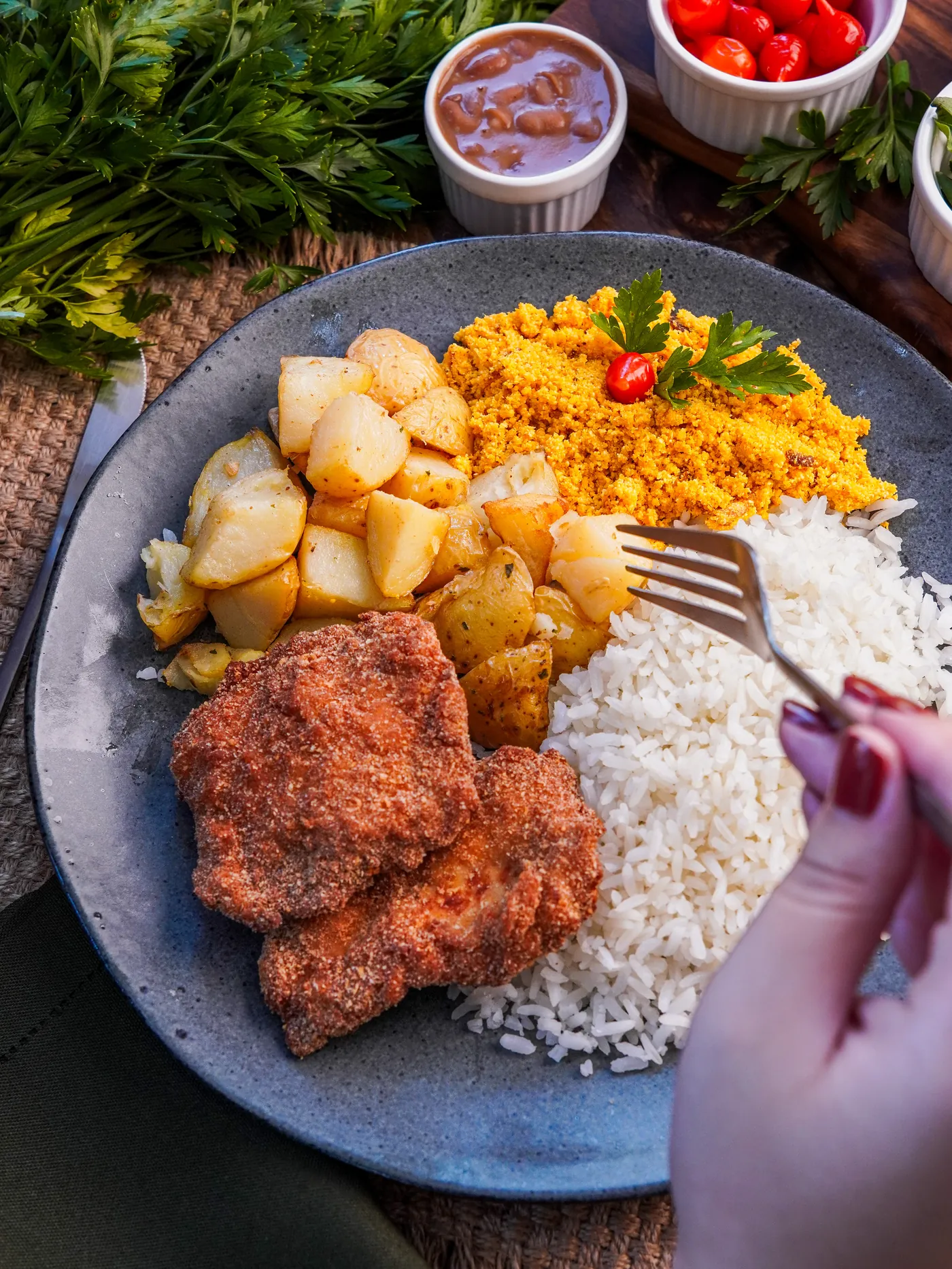 Prato de frango empanado com arroz, batatas e farofa do Saboreando