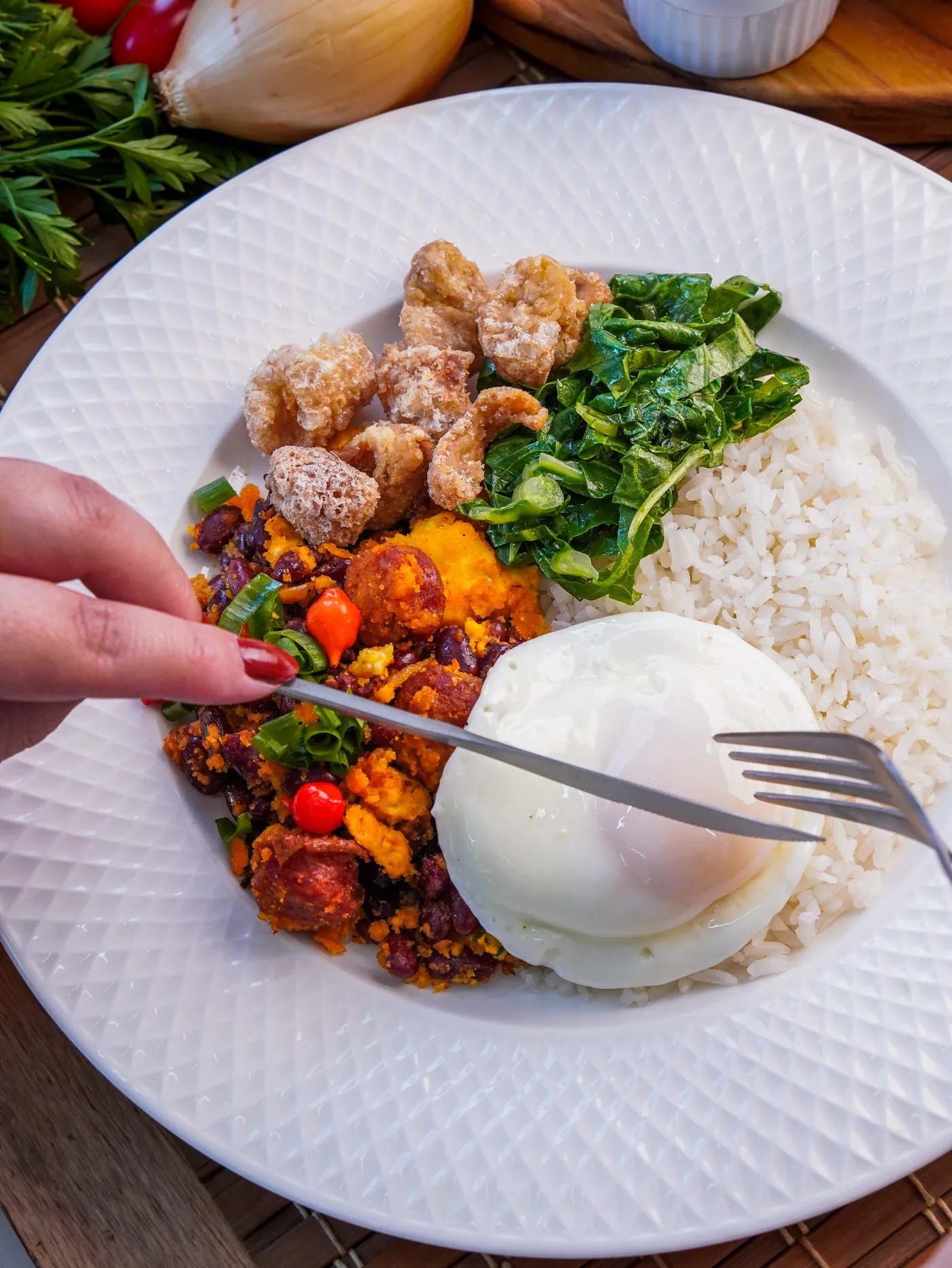 Prato com arroz, couve, torresmo, feijão tropeiro e ovo